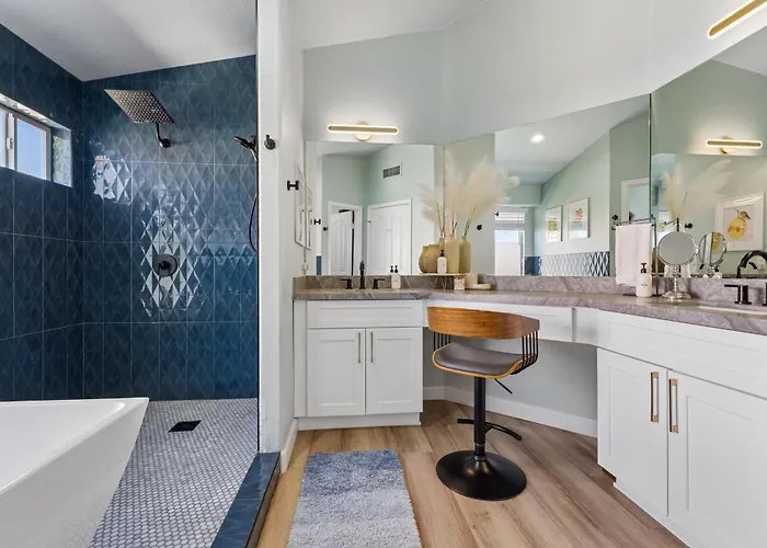 Resort-style 5br Free Pool Heat Putting * Glendale