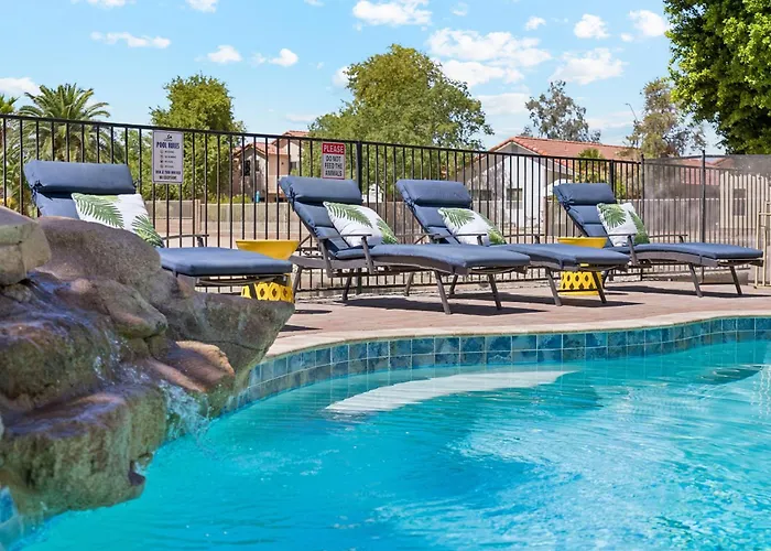Resort-style 5br Free Pool Heat Putting Glendale