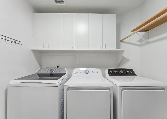 Resort-style 5br Free Pool Heat Putting Glendale