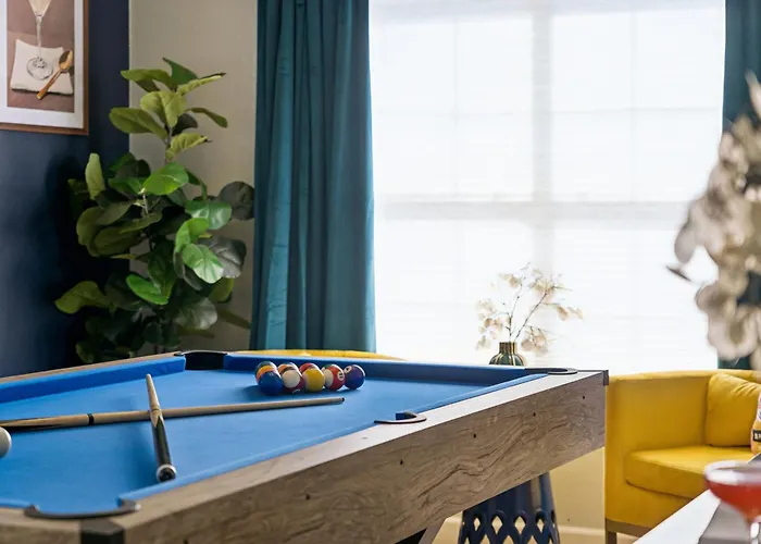 Resort-style 5br Free Pool Heat Putting * Glendale