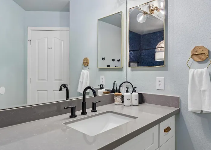 Resort-style 5br Free Pool Heat Putting * Glendale