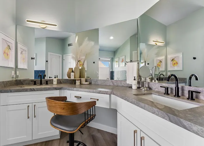 Resort-style 5br Free Pool Heat Putting Glendale